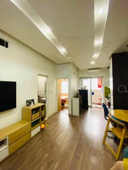 Cho thuê căn hộ - Em có căn chung cư VINH PLAZA- đường Mai Hắc Đế muốn lâu dài.Dt: 50m : 2 Phòng ngủ 1 vệ sinhĐầy đủ đồ nội thất. giá em : 5.5 triệu / 1 tháng. Liên hệ: 0355793581